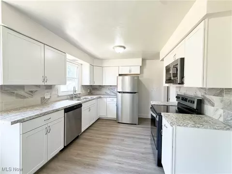Kitchen - 2577 E Midlothian Blvd, Struthers, OH 44471 photo 4 of 10