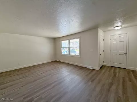 Living - 2577 E Midlothian Blvd, Struthers, OH 44471 photo 2 of 4
