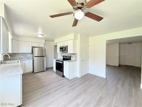 Kitchen - 2577 E Midlothian Blvd, Struthers, OH 44471 photo 10 of 10