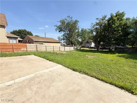 Exterior - 2577 E Midlothian Blvd, Struthers, OH 44471 photo 1 of 7