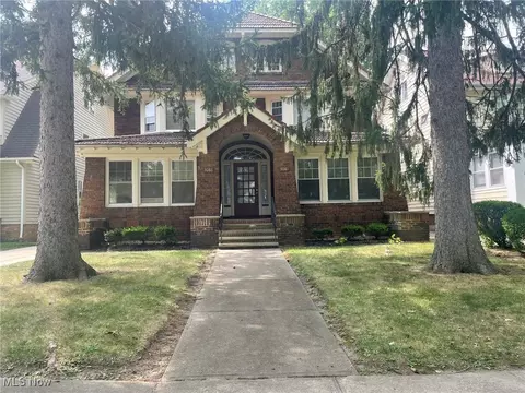 3084 E Derbyshire Rd E, Cleveland Heights, OH 44118