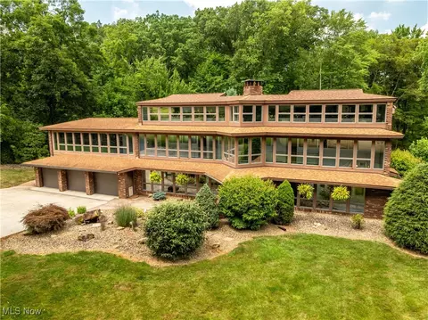 2711 S Cleveland Massillon Rd, Norton, OH 44203