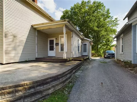 318 Sterling Ct, Akron, OH 44304