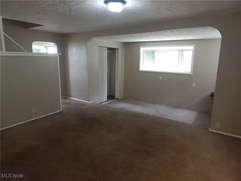 450 Selzer St, Akron, OH 44310 photo 4