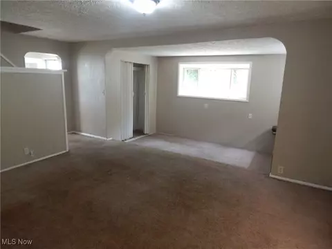 450 Selzer St, Akron, OH 44310 photo 5