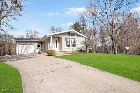 70 Iroquois Trl, Malvern, OH 44644