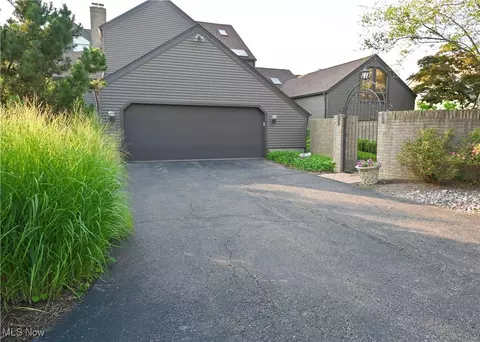 1415 Harbor Dr NW, Canton, OH 44708 photo 1