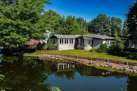 26882 Stanley Dr, Beloit, OH 44609
