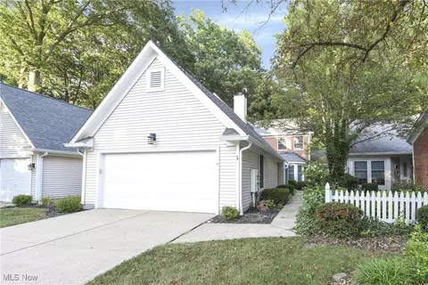 225 Westwind Dr #2, Avon Lake, OH 44012
