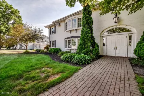 4 Meadowlawn Dr #7, Mentor, OH 44060