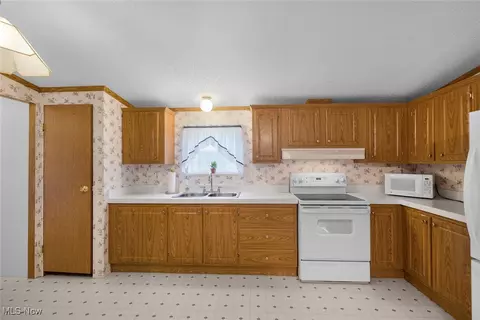 Kitchen - 2 Corktree, Olmsted Twp, OH 44138 photo 2 of 4