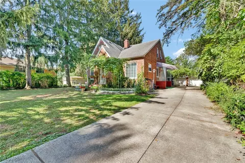 5956 Stumph Rd, Parma, OH 44130
