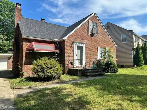 991 Pennfield Rd, Cleveland Heights, OH 44121