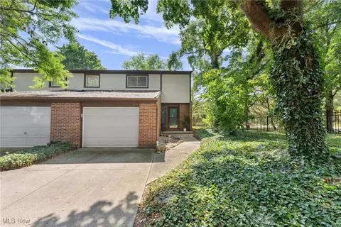 919 Saint Ambrose Dr, Akron, OH 44307