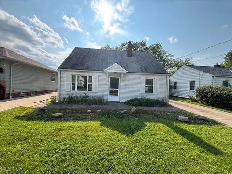 1254 Elmwood Rd, Mayfield Heights, OH 44124