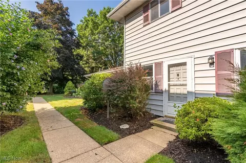 2400 Island Dr #21B, Uniontown, OH 44685