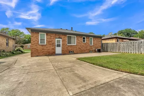 520 Nancy Dr, Berea, OH 44017 photo 3