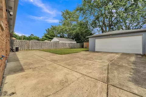 520 Nancy Dr, Berea, OH 44017 photo 5