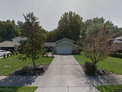36756 Valleyview Dr, Eastlake, OH 44095
