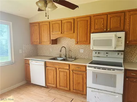 Kitchen - 405 Baldwin Dr, Berea, OH 44017 photo 2 of 3