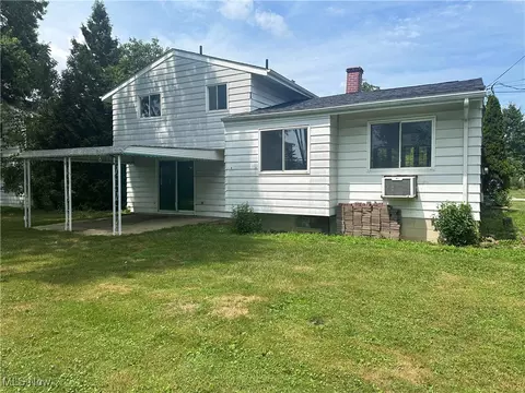 Exterior - 405 Baldwin Dr, Berea, OH 44017 photo 2 of 2