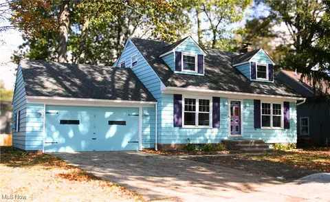 26600 Osborn Rd, Bay Village, OH 44140
