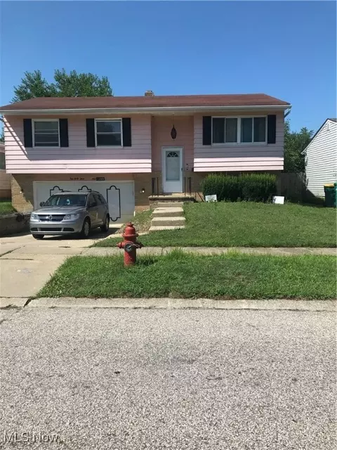 14369 Rochelle Dr, Maple Heights, OH 44137