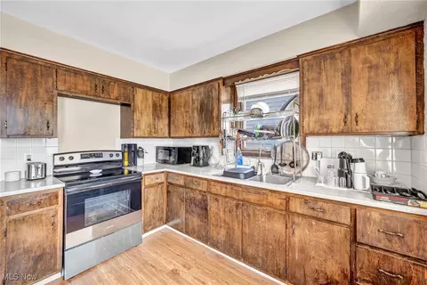 547 E 208th St, Euclid, OH 44119 photo 8