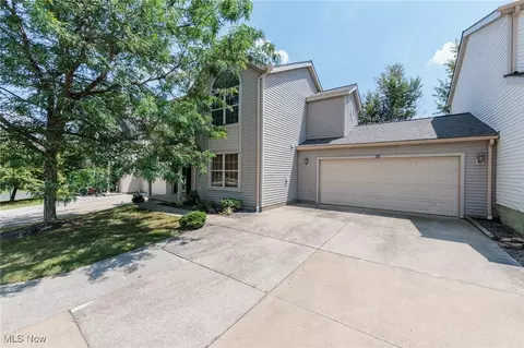 566 Tealbrook Ln, Stow, OH 44224