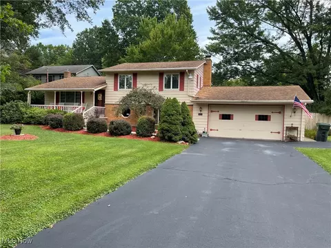 1453 Melbourne Dr, Girard, OH 44420