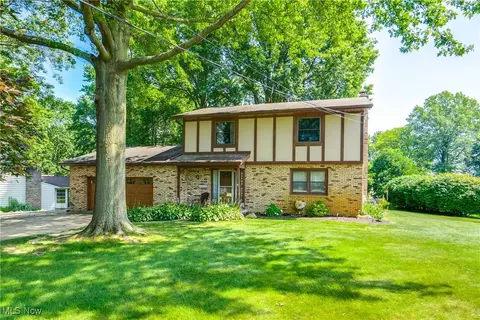 10154 Carlswood Ave NE, Hartville, OH 44632