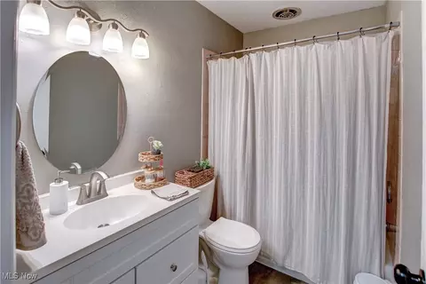 Bath - 623 Beech St, Oberlin, OH 44074 photo 4 of 5