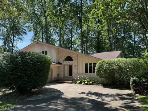 265 Old Oak Dr, Cortland, OH 44410