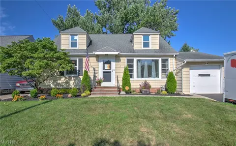 5038 N Barton Rd, Lyndhurst, OH 44124