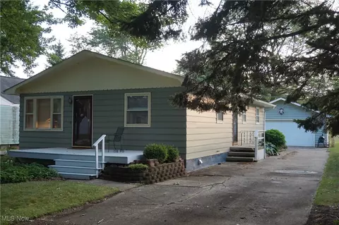 1037 Elk Dr, Ashtabula, OH 44004