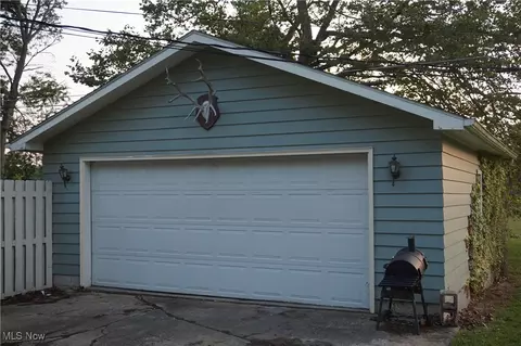 1037 Elk Dr, Ashtabula, OH 44004 photo 3