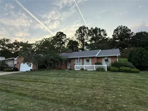 1242 Lakeview Rd NW, New Philadelphia, OH 44663