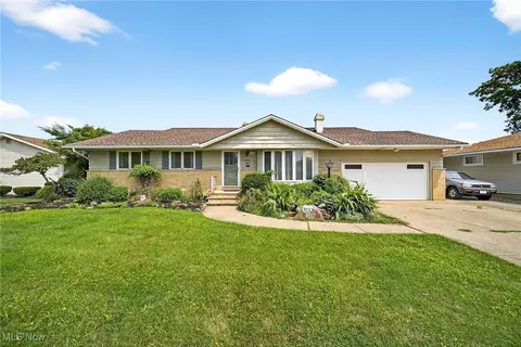 100 E Decker Dr, Seven Hills, OH 44131