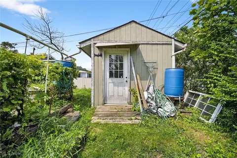 Exterior - 100 E Decker Dr, Seven Hills, OH 44131 photo 9 of 10