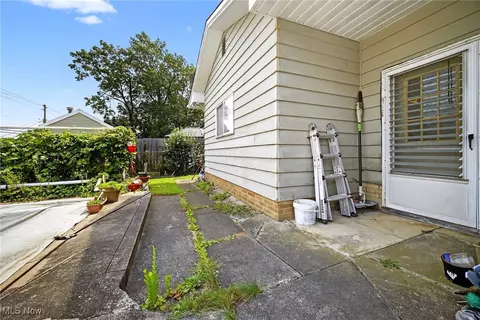 Exterior - 100 E Decker Dr, Seven Hills, OH 44131 photo 7 of 10