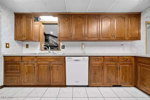 Kitchen - 100 E Decker Dr, Seven Hills, OH 44131 photo 2 of 3
