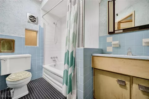 Bath - 100 E Decker Dr, Seven Hills, OH 44131 photo 2 of 3