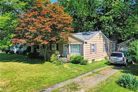 910 W 3rd St, Niles, OH 44446 photo 3
