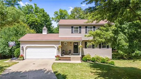 292 Summerhill Dr, Aurora, OH 44202