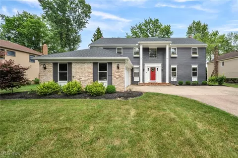 2819 Southwood Dr, Westlake, OH 44145