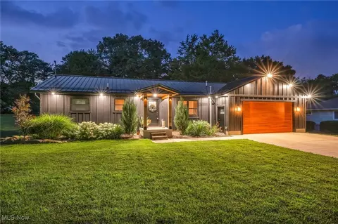 653 Valley Crest Dr, New Franklin, OH 44319