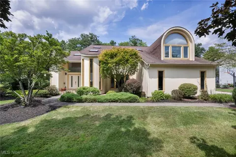 155 Orange Tree Dr, Chagrin Falls, OH 44022
