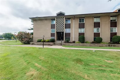 10427 N Church Dr #123, Parma Heights, OH 44130