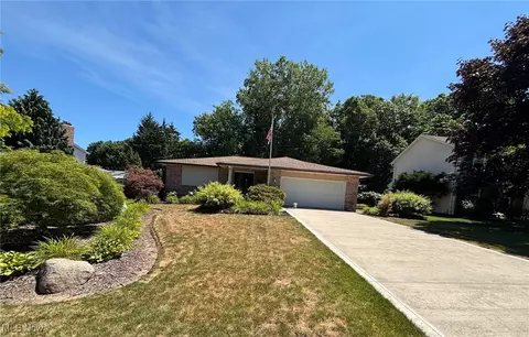 5785 Royal Dr, Willoughby, OH 44094