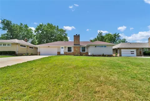 7562 Pleasant View Dr, Parma, OH 44134